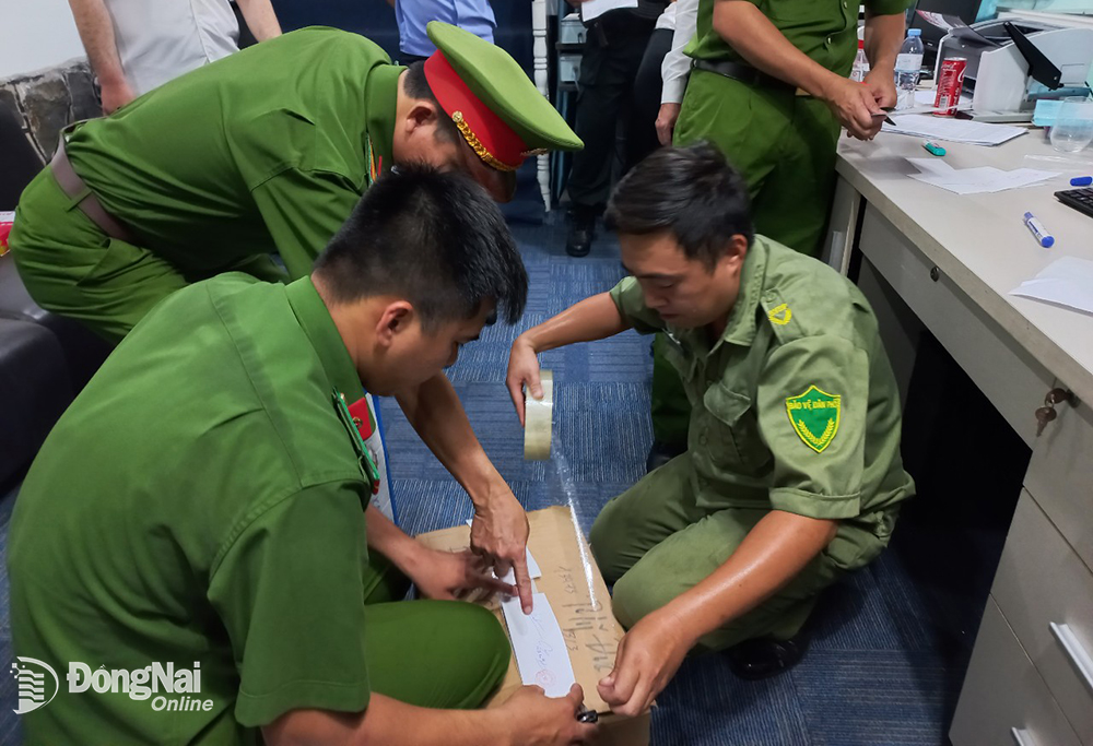 Lực lượng công an niêm phong tài liệu tại Phòng khám đa khoa quốc tế Mỹ Đức (đóng tại P.Long Bình)