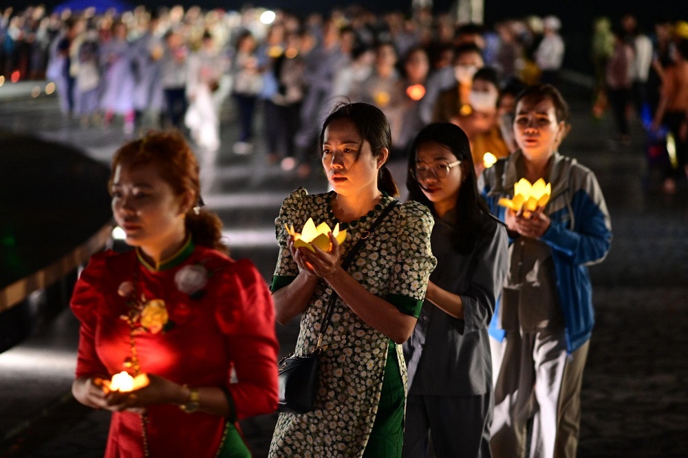 Trải nghiệm Fansipan về đêm, ngắm ngàn đăng thắp sáng đỉnh núi trong lễ Phật Đản 2023