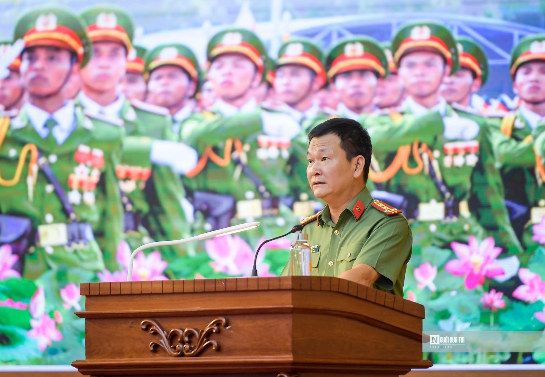 Événement - Le chef de la police et le directeur adjoint de la police de Hai Duong sont promus au grade de colonel (photo 8).