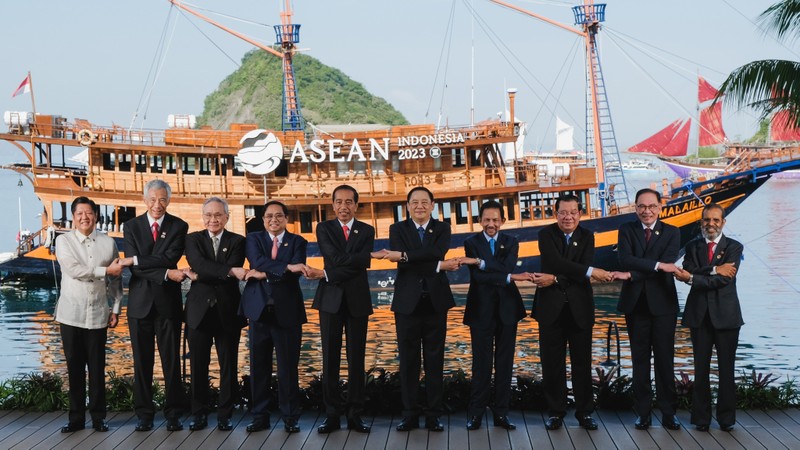 Các nhà lãnh đạo ASEAN chụp ảnh lưu niệm trước khi bắt đầu phiên khai mạc Hội nghị Cấp cao ASEAN 42.