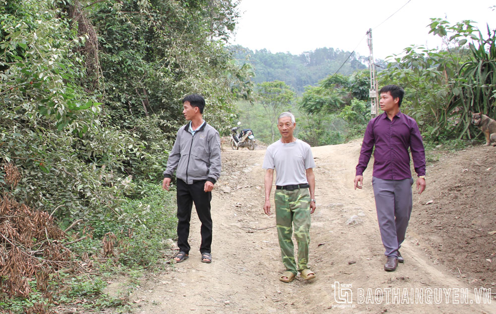 Anh Hoàng Văn Lý (ngoài cùng bên phải), Chi hội trưởng Chi hội Nông dân xóm Ba Họ, xã Yên Ninh, được kết nạp Đảng tháng 3-2023.