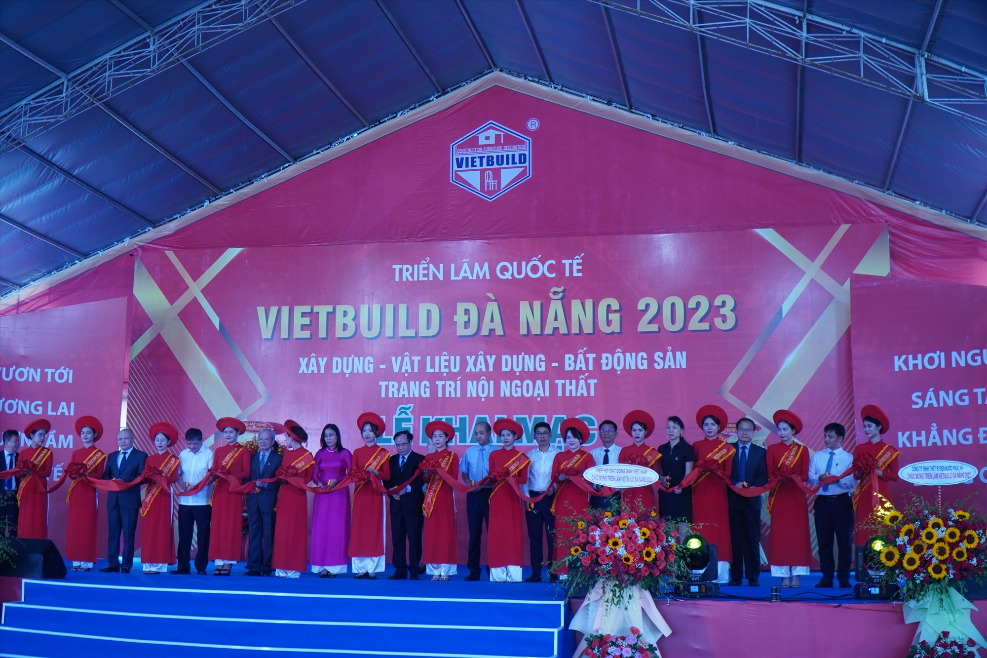 Các đại biểu cắt băng khai mạc Triển lãm quốc tế Vietbuild Đà Nẵng 2023 sáng 10/5/2023. Ảnh NTB