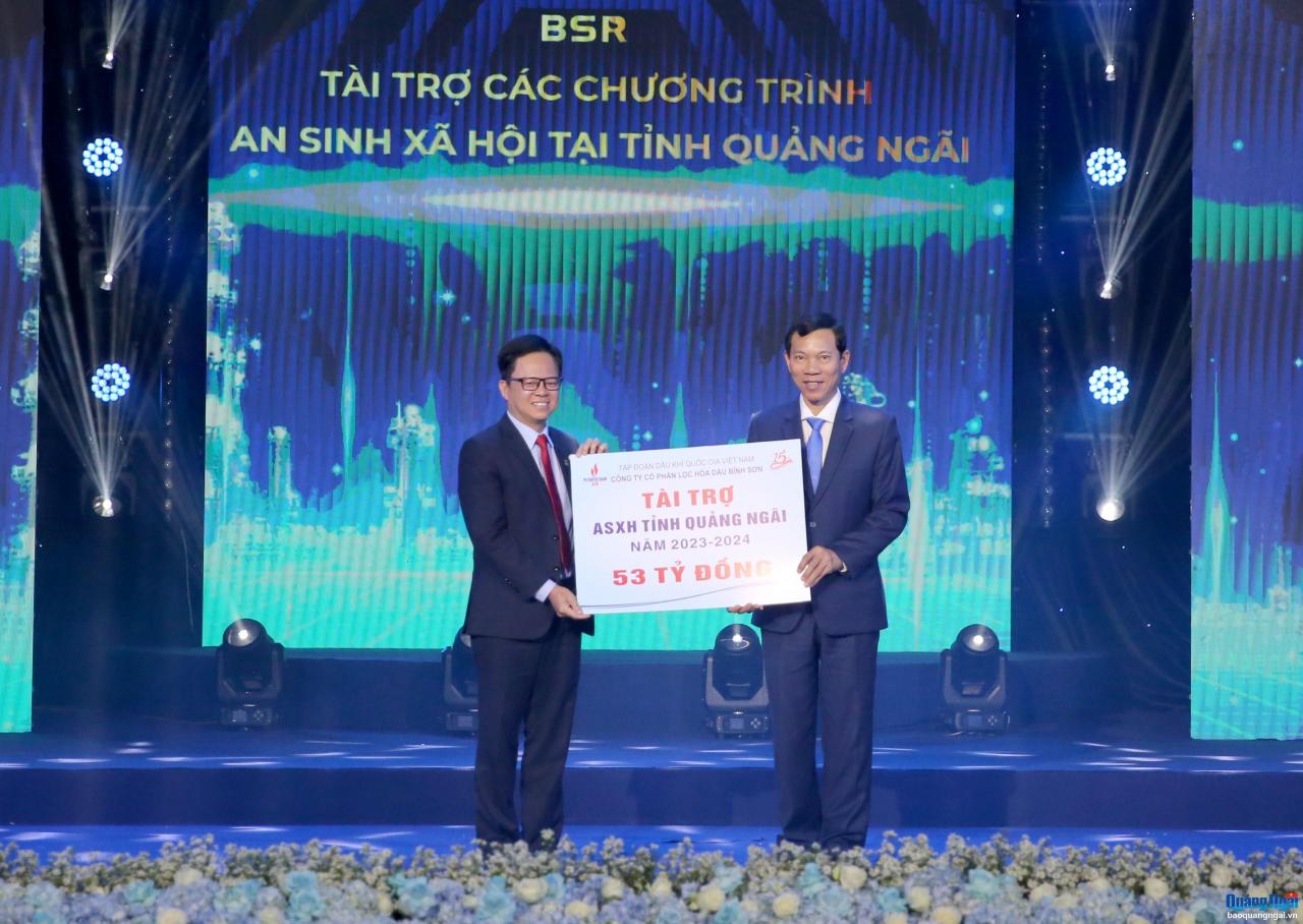 Công ty CP Lọc hóa dầu Bình Sơn trao bảng tài trợ các chương trình an sinh xã hội trên địa bàn tỉnh Quảng Ngãi năm 2023 - 2024.