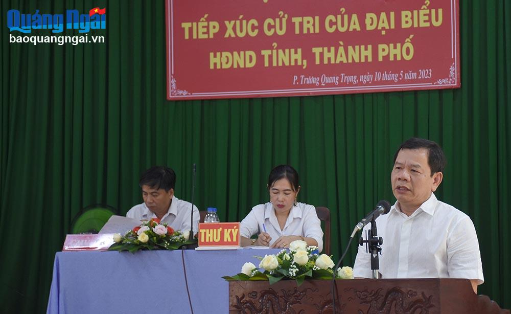  Chủ tịch UBND tỉnh Đặng Văn Minh trao đổi với các cử tri phường Trương Quang Trọng (TP.Quảng Ngãi).