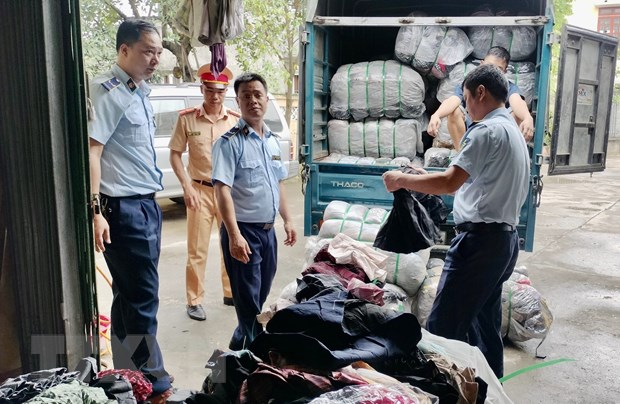 Lực lượng chức năng kiểm tra ôtô tải chở hàng nghìn chân váy nữ không có xuất xứ nguồn gốc.