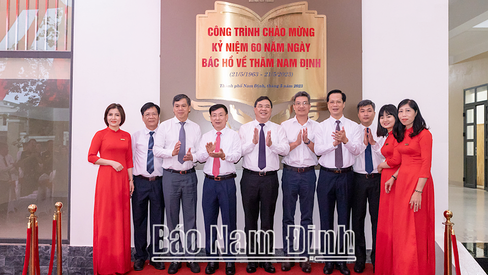 Các đồng chí: Phạm Gia Túc, Ủy viên BCH Trung ương Đảng, Bí thư Tỉnh ủy; Phạm Đình Nghị, Phó Bí thư Tỉnh ủy, Chủ tịch UBND tỉnh thực hiện nghi thức gắn biển tên trường Tiểu học Nguyễn Tất Thành. Ảnh: Viết Dư ĐT 4
