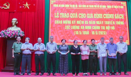 Lực lượng an ninh chính trị nội bộ trao quà gia đình chính sách nhân kỷ niệm ngày truyền thống của ngành.