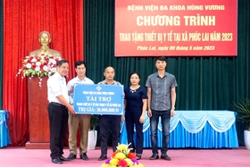 Trao tặng vật tư trang thiết bị y tế cho Trạm y tế xã Phúc Lai