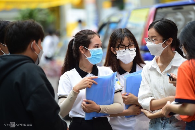 Sinh viên trường Đại học Công nghệ TP HCM làm thủ tục nhập học tháng 9/2022. Ảnh: Thanh Tùng