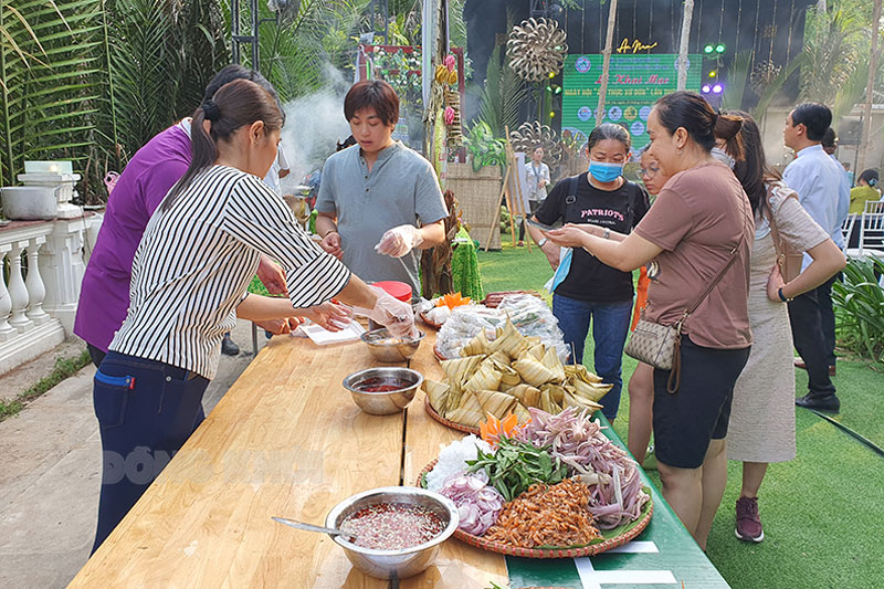 Du khách tham quan, thưởng thức các món ăn địa phương tại Ngày hội Ẩm thực xứ Dừa năm 2023.