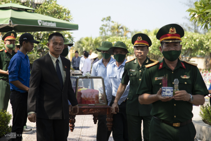 Các đại biểu làm lễ truy điệu, an táng các hài cốt liệt sĩ. Ảnh: Hoàng Táo