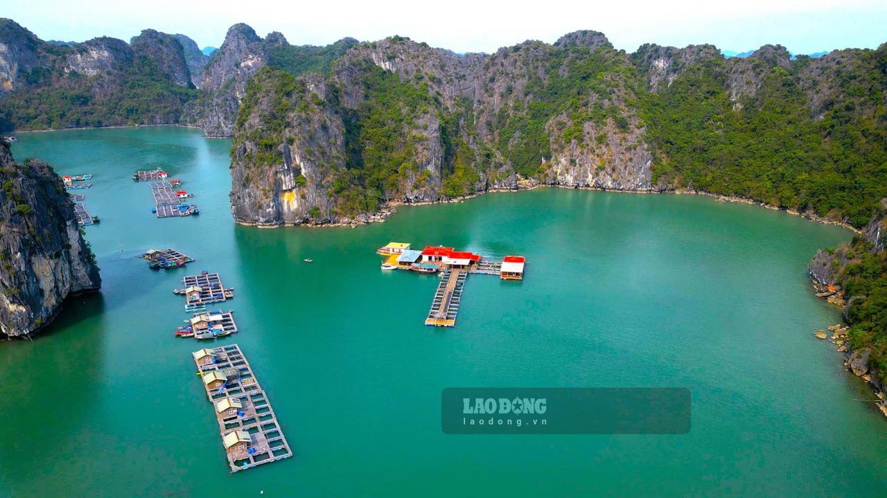 Làng chài Vung Viêng được các núi đá bao bọc xung quanh nên luôn lặng gió, kể cả vào những ngày mưa bão. Ảnh: Nguyễn Hùng