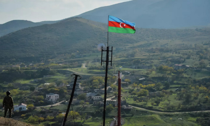 Quốc kỳ Azerbaijan treo gần một ngôi làng ở vùng Nagorno-Karabakh hồi năm 2020. Ảnh: RIA Novosti