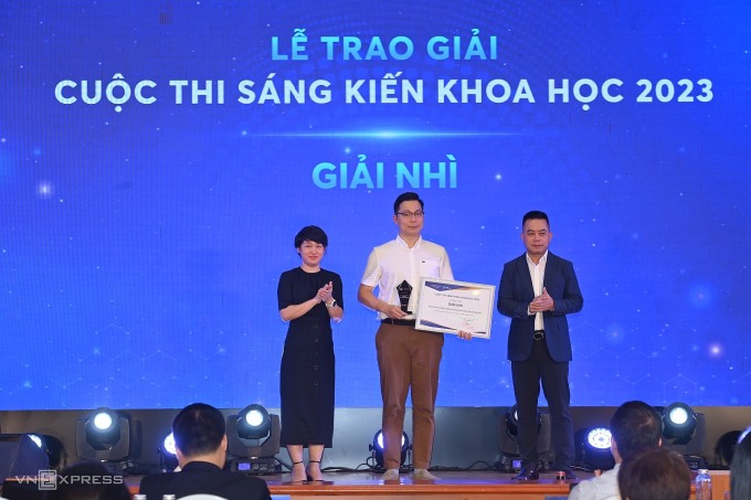 BSCK II Phạm Trung Hiếu được trao giải Nhì với sản phẩm thiết bị dẫn đường phẫu thuật thay khớp gối. Ảnh: Giang Huy