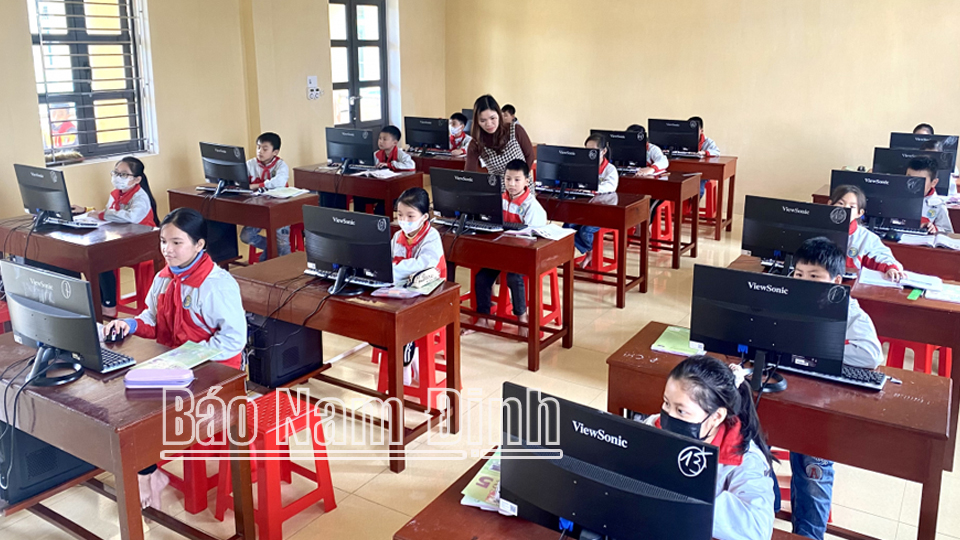 Giờ thực hành tin học của học sinh Trường Tiểu học Xuân Hồng, xã Xuân Hồng.