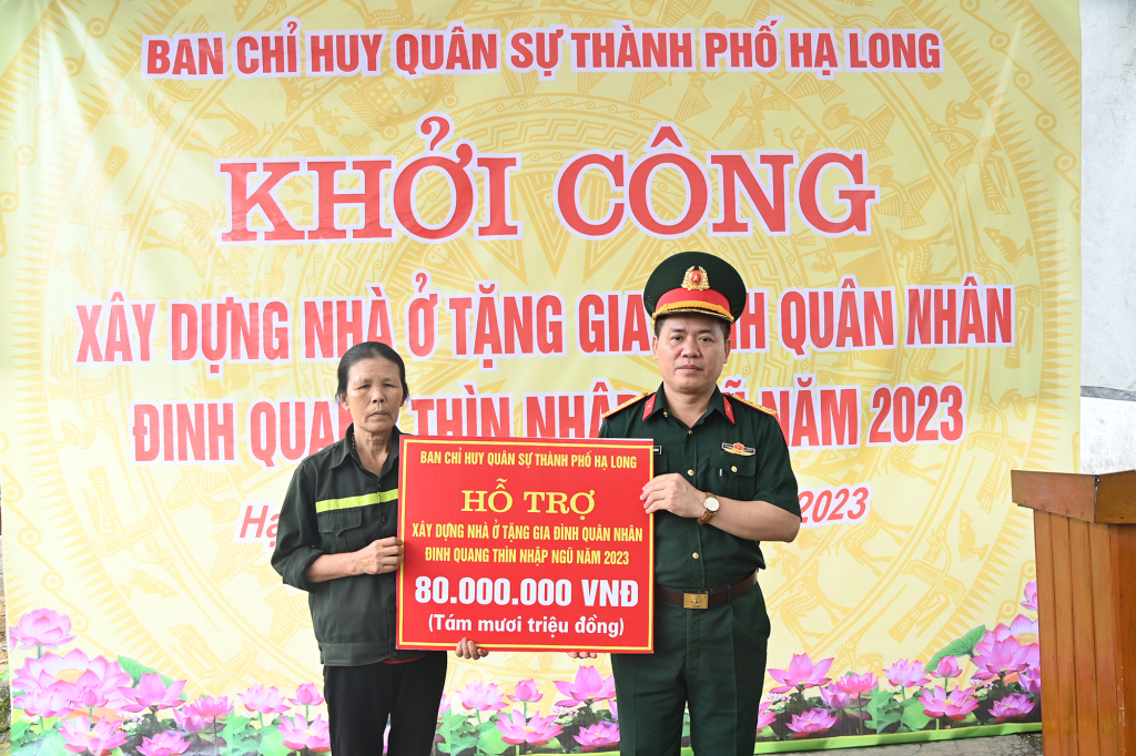 Đại diện lãnh đạo Ban CHQS TP Hạ Long, trao số tiền hỗ trợ 80 triệu đồng cho gia đình quân nhân Đinh Quang Thìn nhập ngũ năm 2023 (Mẹ quân nhân Tìn nhận số tiền hỗ trợ)