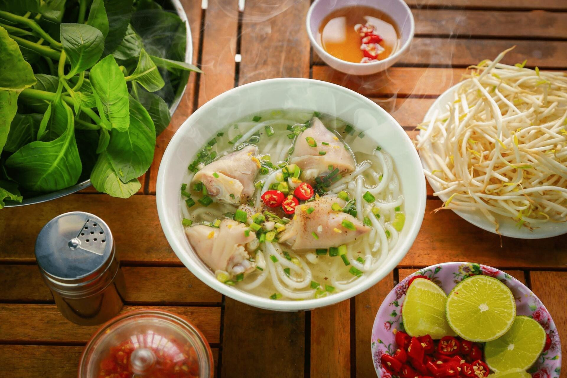 Đặc sản Tây Ninh: Bánh canh Trảng Bàng thơm nức, nem bưởi thơm ngon, lạ miệng