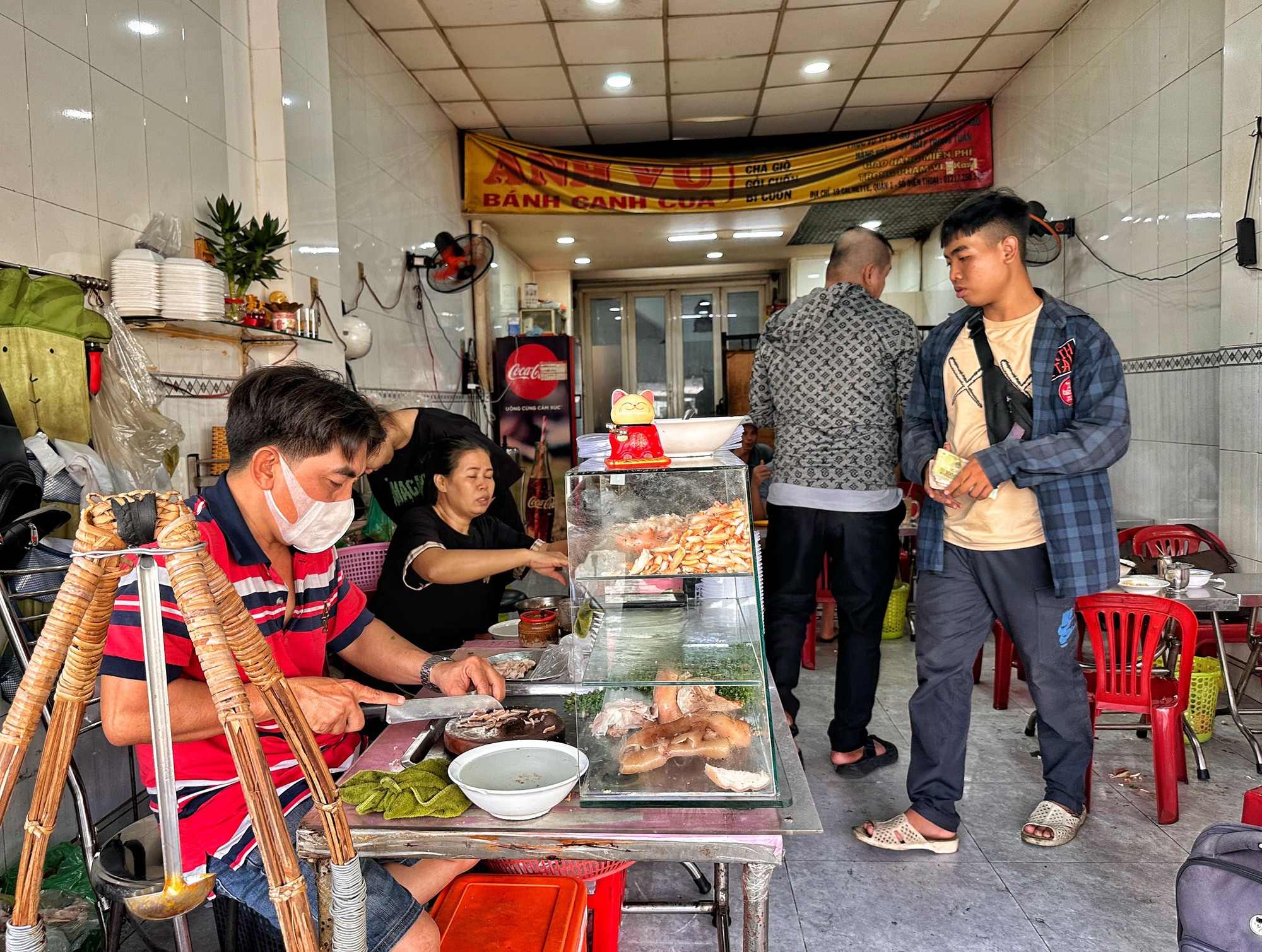 Quán bánh canh cua ‘không có nhân viên' 40 năm… ‘bỏ bùa' khách ở TP.HCM - Ảnh 1.