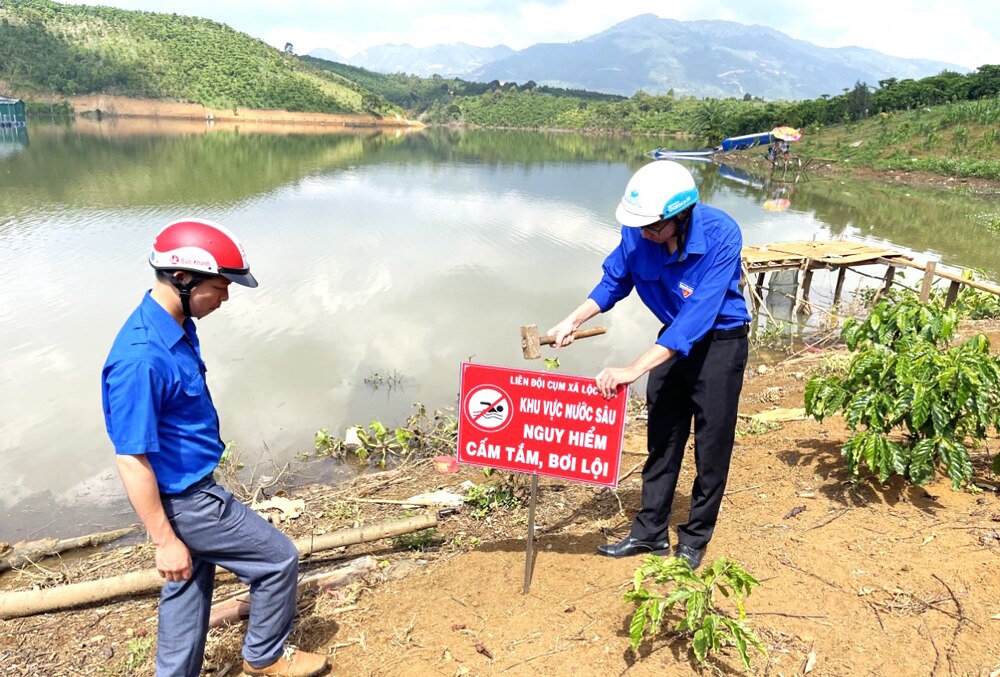 Đoàn viên, thanh niên xã Lộc Nga cắm biển cảnh báo phòng chống đuối nước tại các ao, hồ, sông, suối trên địa bàn