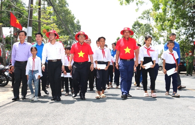 bao nguoi lao dong khanh thanh them cong trinh duong co to quoc tai tinh hau giang hinh 1