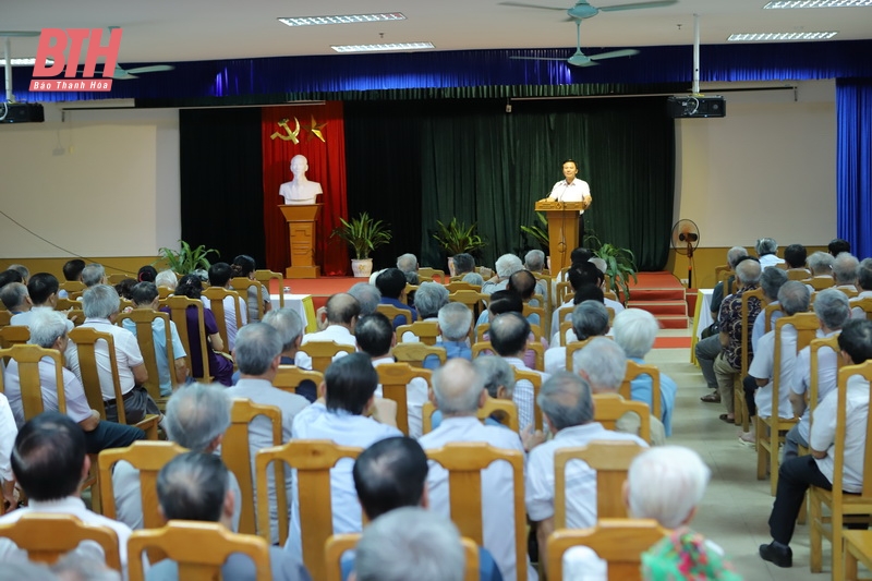 Bí thư Tỉnh ủy Đỗ Trọng Hưng gặp mặt và nói chuyện với cán bộ diện Ban Thường vụ Tỉnh ủy quản lý đã nghỉ hưu