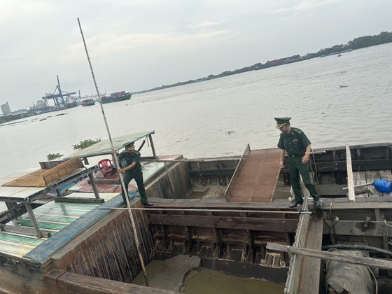 Biên phòng TPHCM bắt giữ một ghe khai thác cát trái phép  ảnh 1