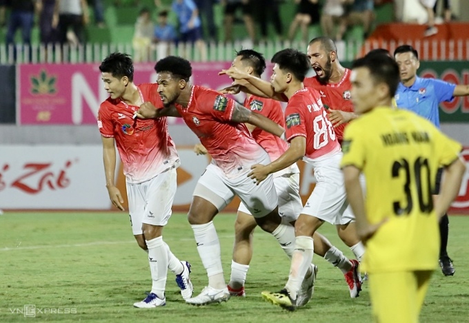 Rafaelson (thứ hai từ trái sang) ghi bàn gỡ hoà 1-1 cho Bình Định trước Hải Phòng. Ảnh: Đông Huyền