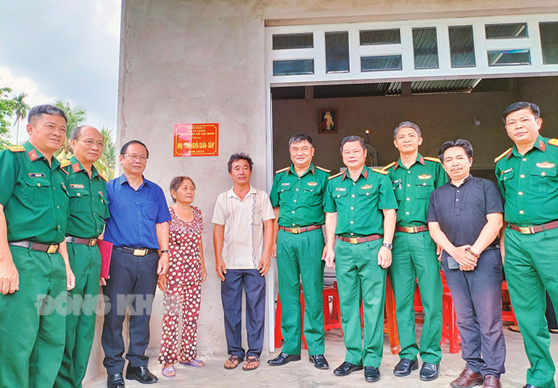 Lãnh đạo chụp hình lưu niệm cùng 2 gia đình.