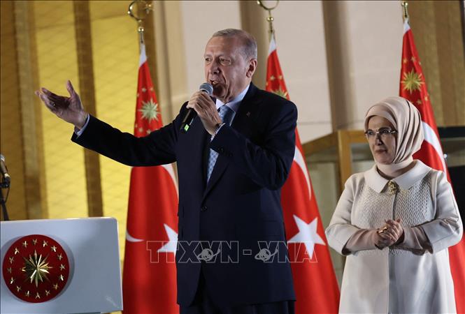 Tổng thống Thổ Nhĩ Kỳ Tayyip Erdogan phát biểu trước những người ủng hộ sau khi giành chiến thắng trong cuộc bầu cử Tổng thống vòng hai, tại Ankara ngày 29/5/2023. Ảnh: AFP/TTXVN