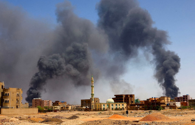 Khói đen bốc lên sau không kích ở Khartoum North, Sudan ngày 1/5. Ảnh: Reuters