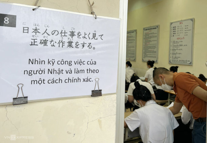 Bảng ghi nhớ bên ngoài một lớp đào tạo lao động đi làm việc tại Nhật Bản ở Hà Nội, tháng 5/2023. Ảnh: Hồng Chiêu