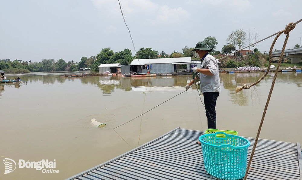 Cơ quan chuyên môn thu mẫu nước sông Đồng Nai để quan trắc vào tháng 4-2023. Ảnh: L.AN