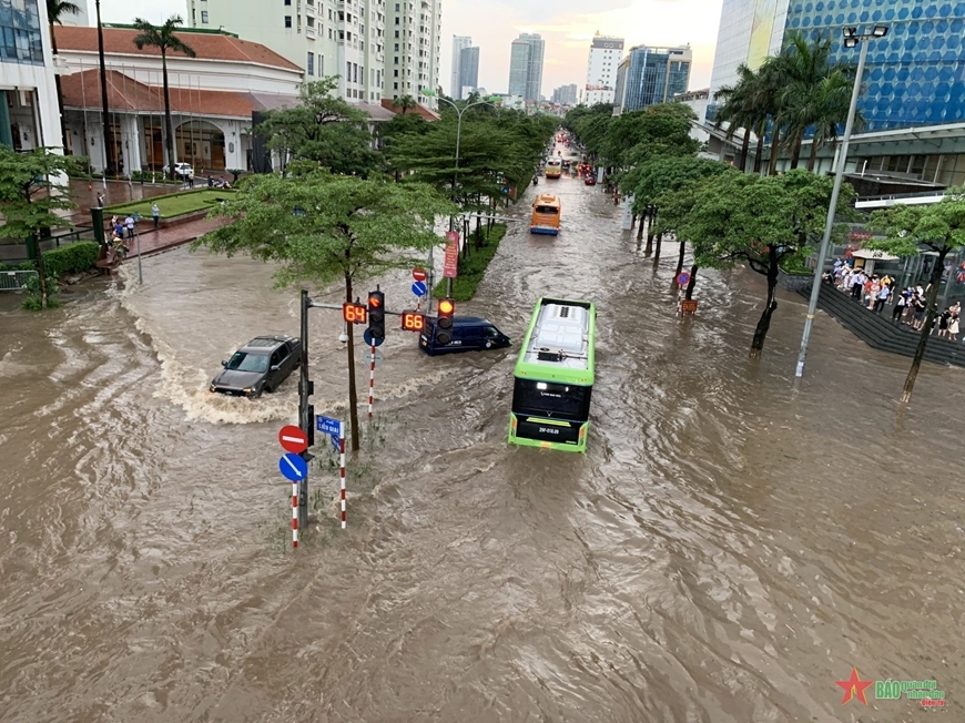 Mưa lớn có khả năng sẽ gây ngập úng cho nhiều tuyến phố nội thành Hà Nội. Ảnh minh họa: NGỌC HUY