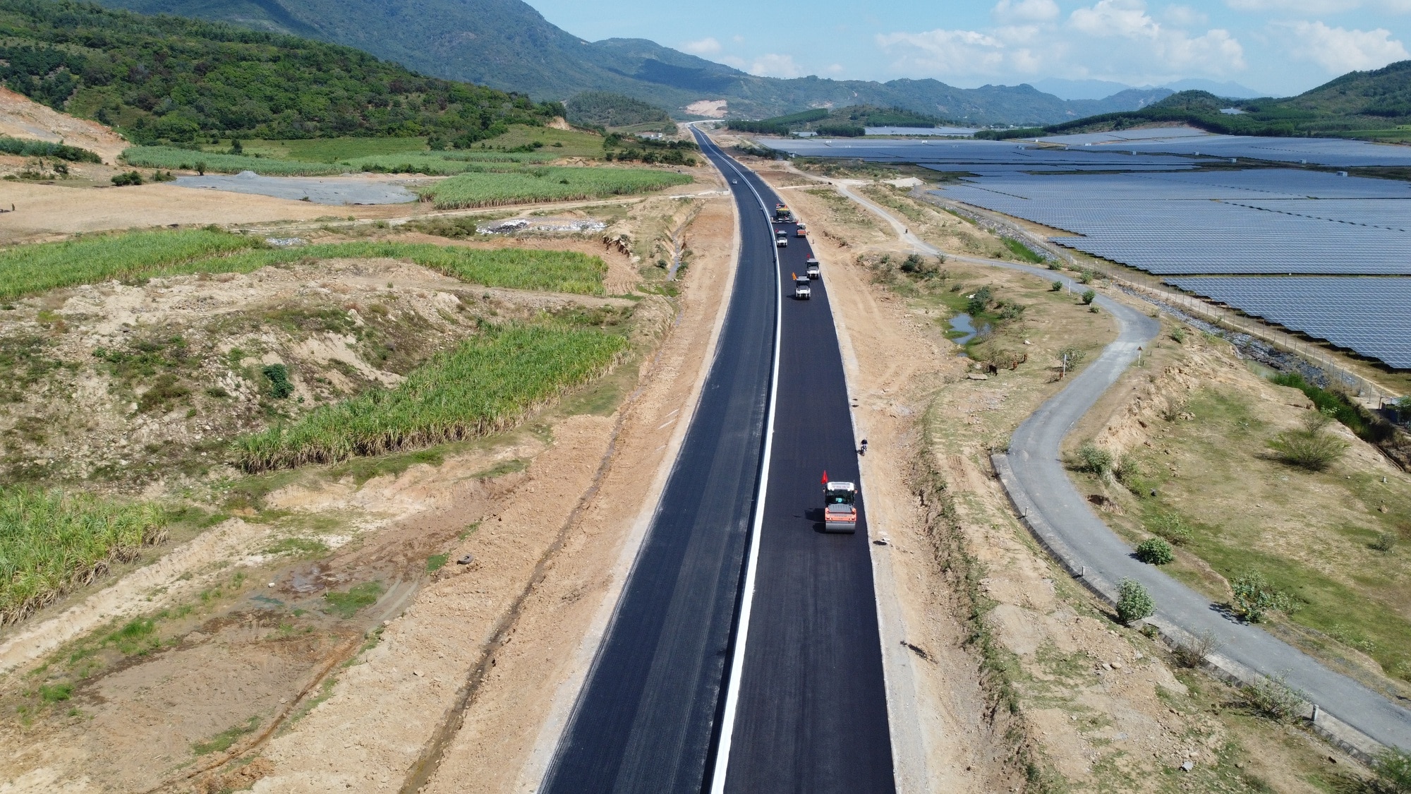 Cao tốc Nha Trang - Cam Lâm trước ngày thông xe - Ảnh 1.