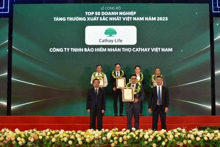 Cathay Life Việt Nam đạt Top 500 doanh nghiệp tăng trưởng nhanh nhất năm 2023 - 1