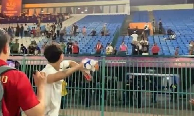 Khemdee ném huy chương SEA Games lên khán đài.