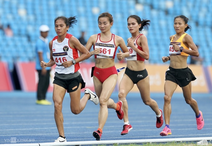 Odekta Elvina (số 416) dẫn đầu trong phần lớn thời gian thi chạy 10.000m nữ SEA Games 32. Ảnh: Hiếu Lương