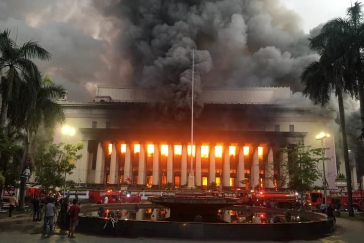 Cháy lớn tại toà nhà Bưu điện hàng trăm năm tuổi ở thủ đô Manila, Philippines - 1