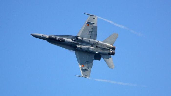 Chiến đấu cơ F-18 lao thẳng xuống đất tại căn cứ ở Tây Ban Nha