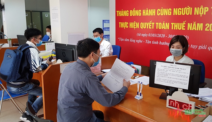  Cán bộ, công chức thuế giải đáp thủ tục hành chính thuế cho doanh nghiệp, người dân.