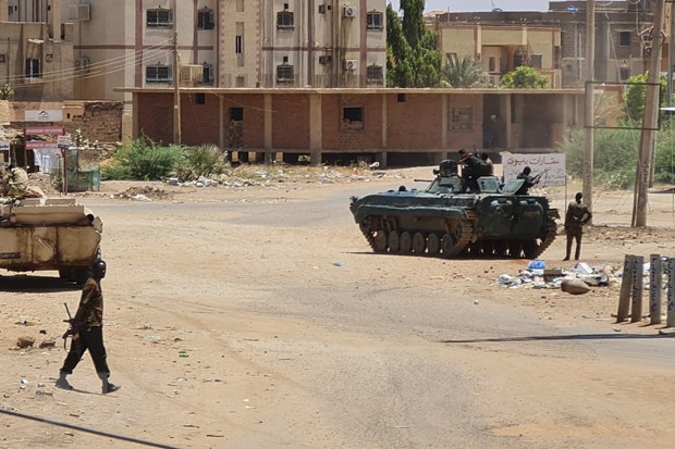 Binh sỹ quân đội Sudan gác trên một đường phố ở Khartoum, ngày 6/5/2023. Ảnh: AFP/TTXVN