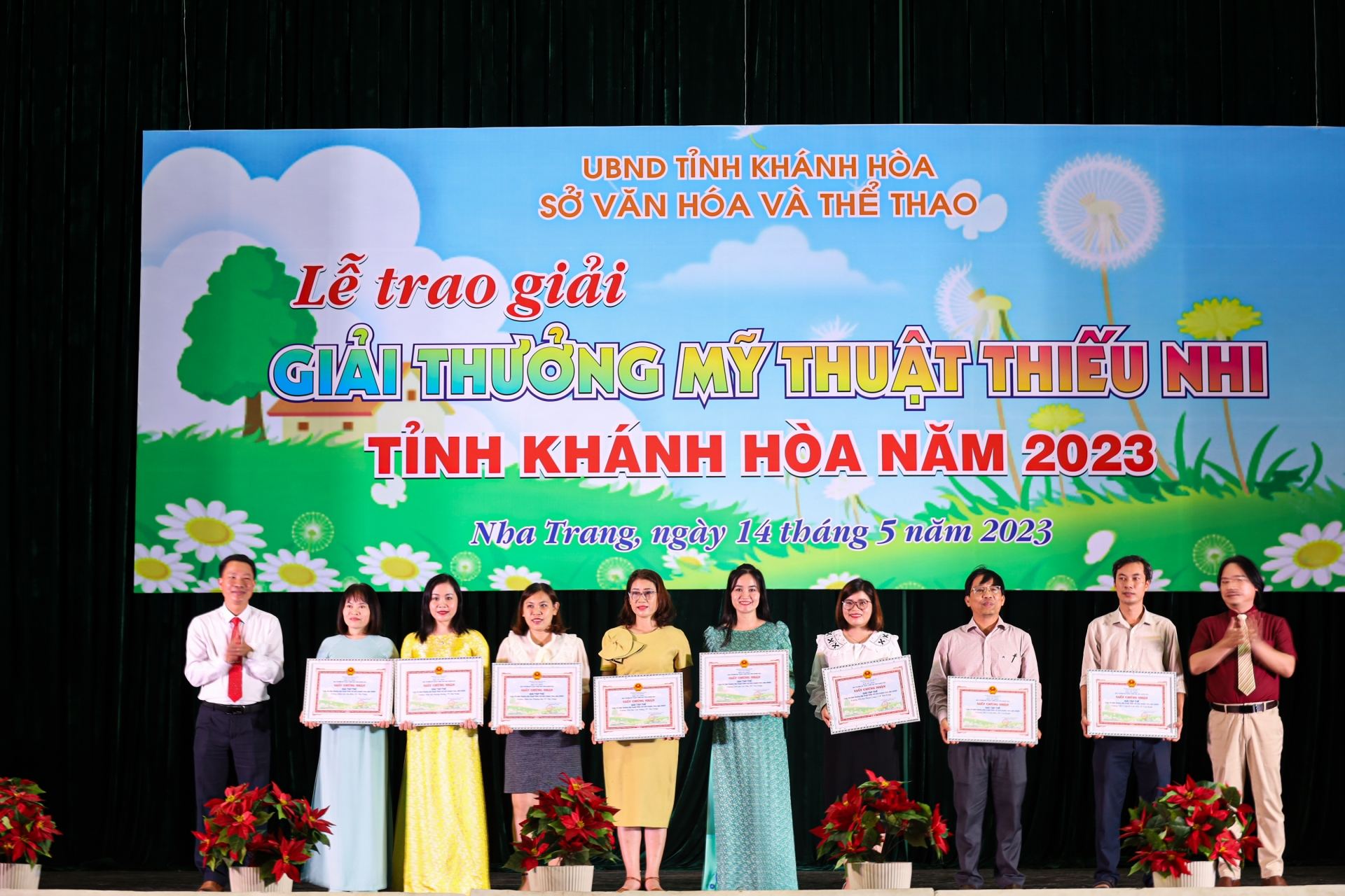 Lãnh đạo Sở Văn hóa và Thể thao, Hội Văn học Nghệ thuật tỉnh trao bằng khen của UBND tỉnh cho các tập thể xuất sắc.