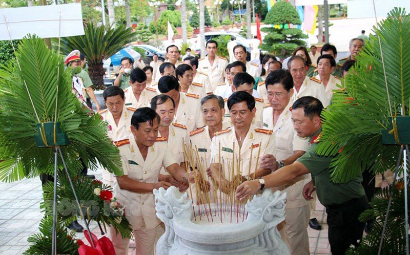 Cán bộ, chiến sĩ công an Bến Tredâng hương tại Nhà tưởng niệm Chủ tịch Hồ Chí Minh.