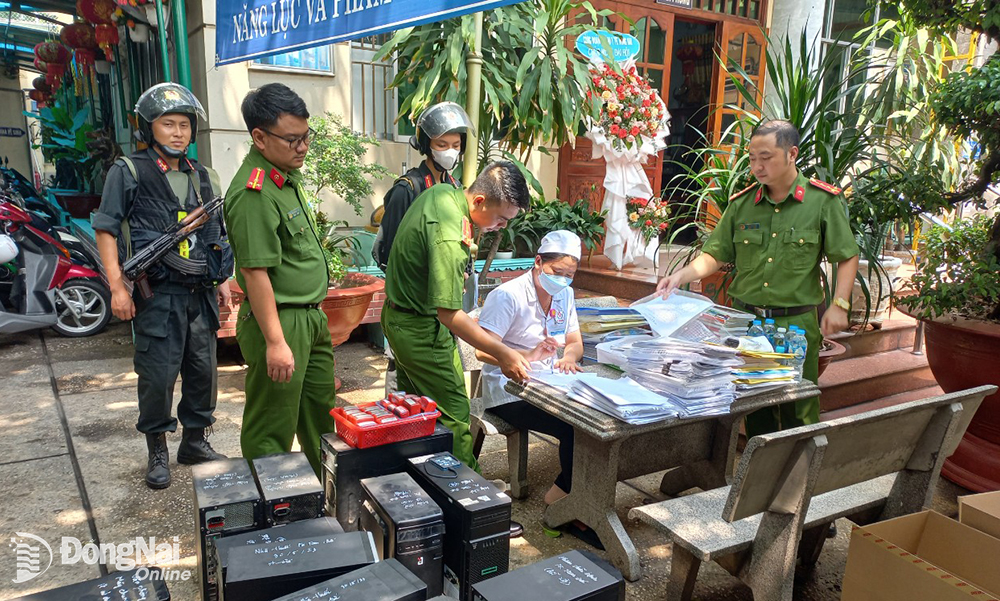 Công an khám xét và thu giữ nhiều tài liệu, máy móc tại Phòng khám đa khoa Tâm Đức (P.Tân Hiệp)