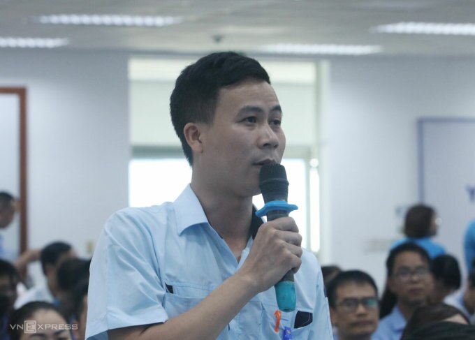 Anh Nguyễn Quang Minh, cán bộ công đoàn làm việc tại KCN Nội Bài (Sóc Sơn, Hà Nội) trong buổi đối thoại chiều 18/5. Ảnh: Võ Hải