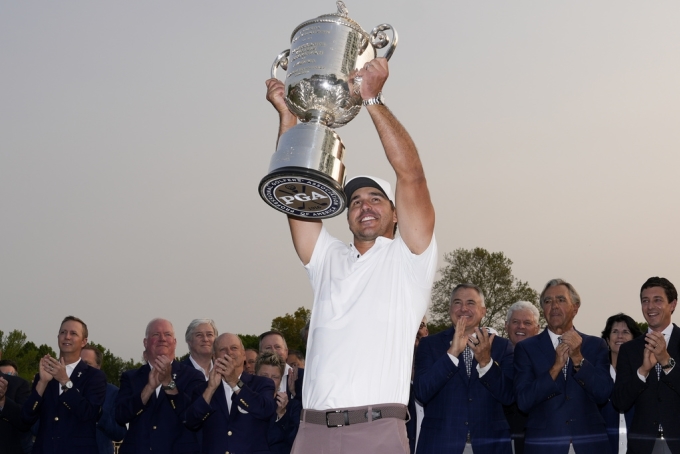 Koepka nâng cup Wanamaker sau khi vô địch PGA Championship trên sân Oak Hill ngày 22/5. Ảnh: AP