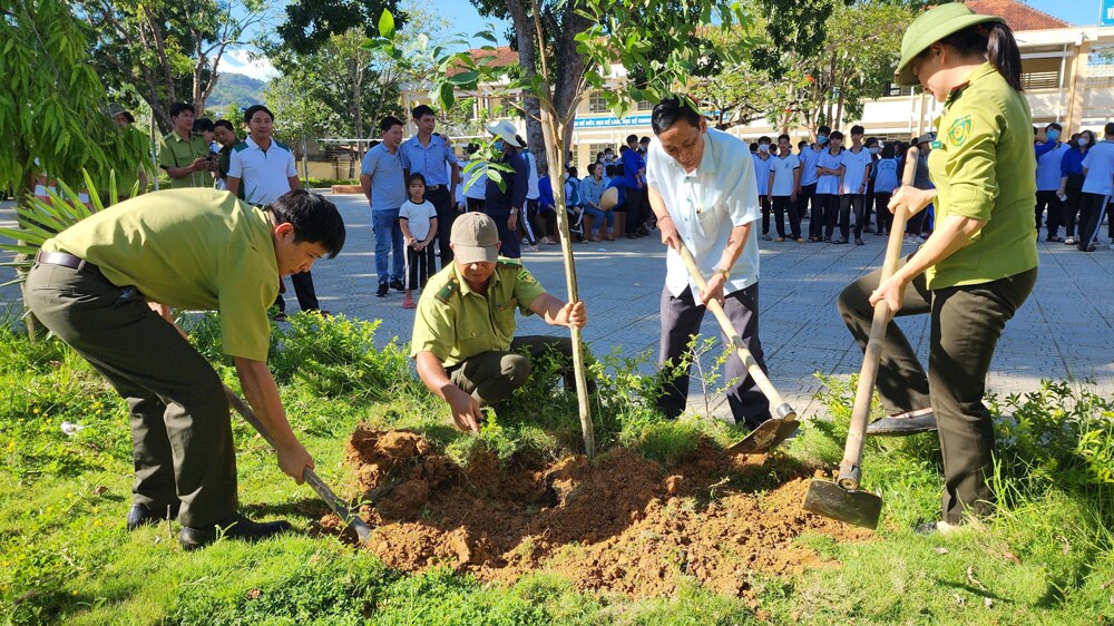 Lãnh đạo huyện Đạ Huoai cùng các cơ quan, đơn vị, tổ chức chính trị - xã hội trồng cây lưu niệm tại khuôn viên trường học