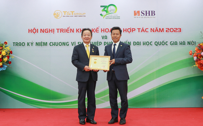 GS.TS Lê Quân (bên phải) trao kỷ niệm chương vì sự nghiệp phát triển Đại học Quốc gia Hà Nội cho doanh nhân Đỗ Quang Hiển. Ảnh: T&T Group