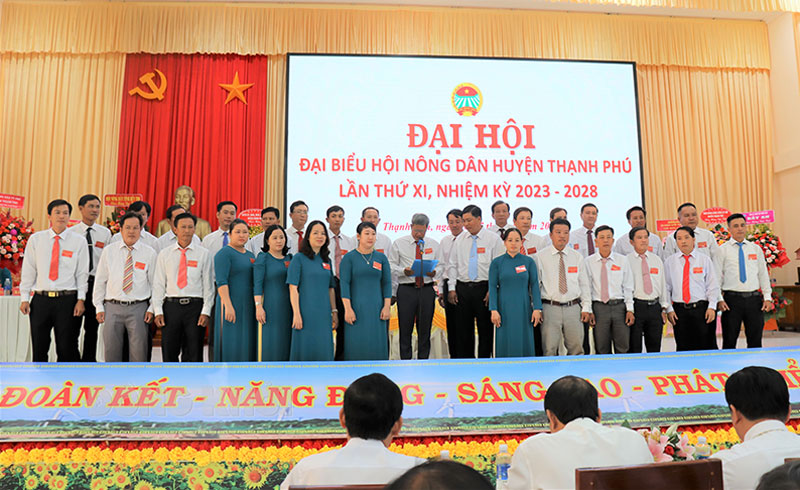 Ban Chấp hành khóa mới ra mắt và phát biểu nhận nhiệm vụ.