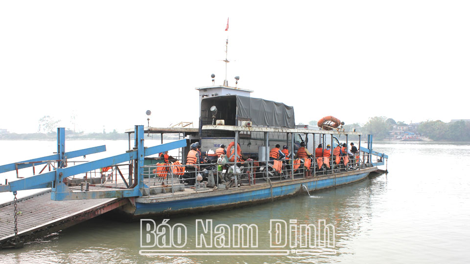 Bến phà Đống Cao (Nghĩa Hưng) thực hiện nghiêm các quy định của pháp luật về đảm bảo trật tự an toàn giao thông đường thuỷ, sẵn sàng các phương án ứng phó hiệu quả với thiên tai trong mùa mưa bão năm nay.